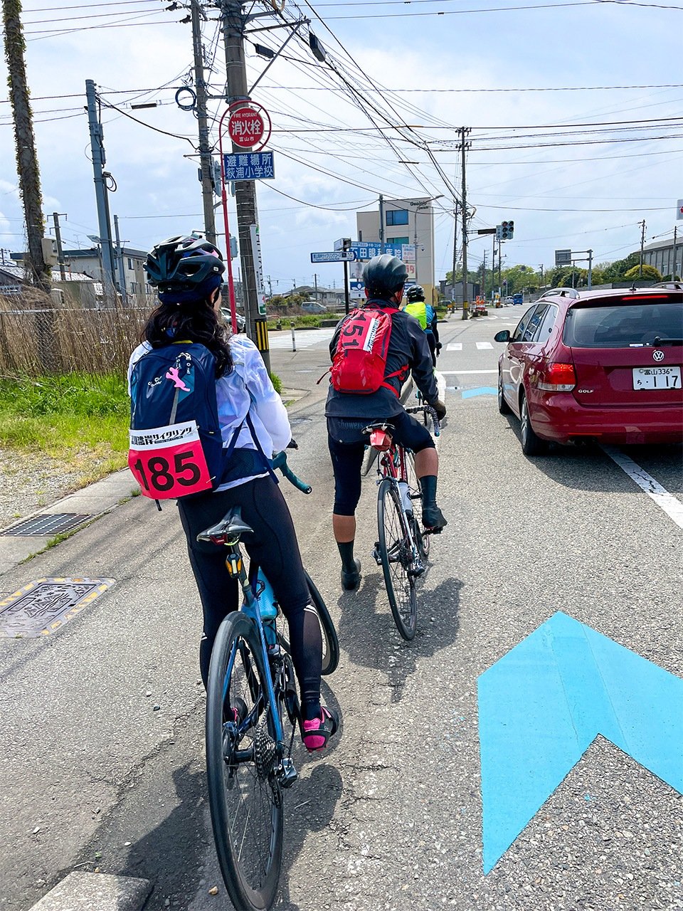 富山湾岸サイクルコースにある「矢羽根」と呼ばれるサイクリスト用の路面表示（サイクルツーリズム研究会提供）
