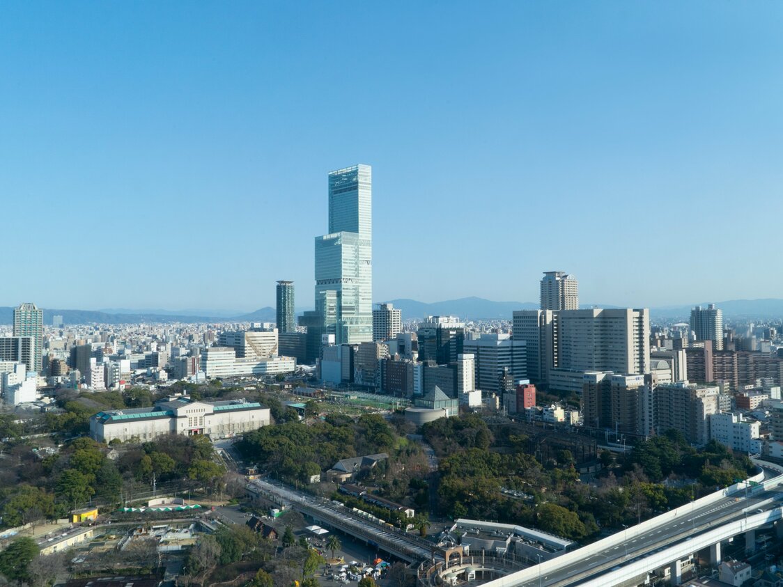 展望台からは、日本一高いビル「あべのハルカス」がきれいに見える