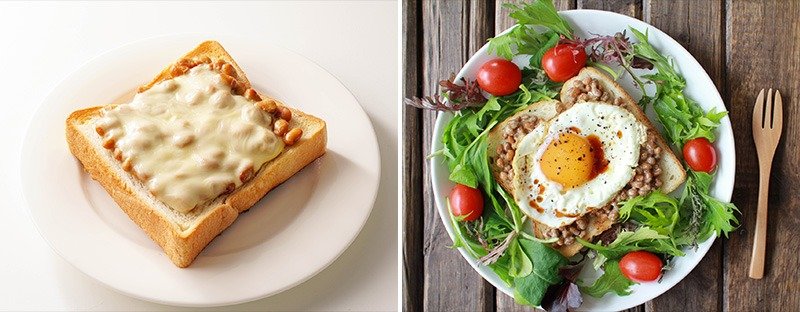 A la izquierda, tostada con nattō y queso fundido; su sabor recuerda al del queso azul. A la derecha, tostada con nattō, huevo frito y salsa de soja. La principal ventaja de comerlo sobre el pan es que no se pringan ni las manos ni el menaje.
