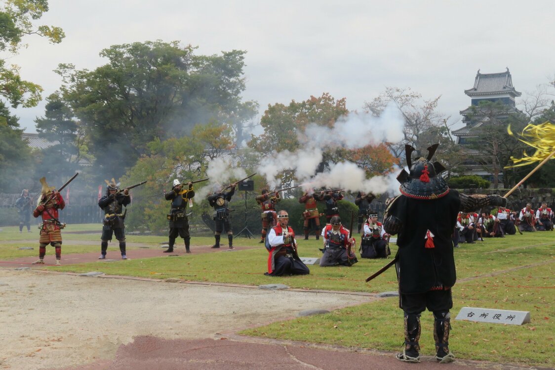 Démonstration de tir à Matsumoto (© Bureau de gestion du château de Matsumoto)
