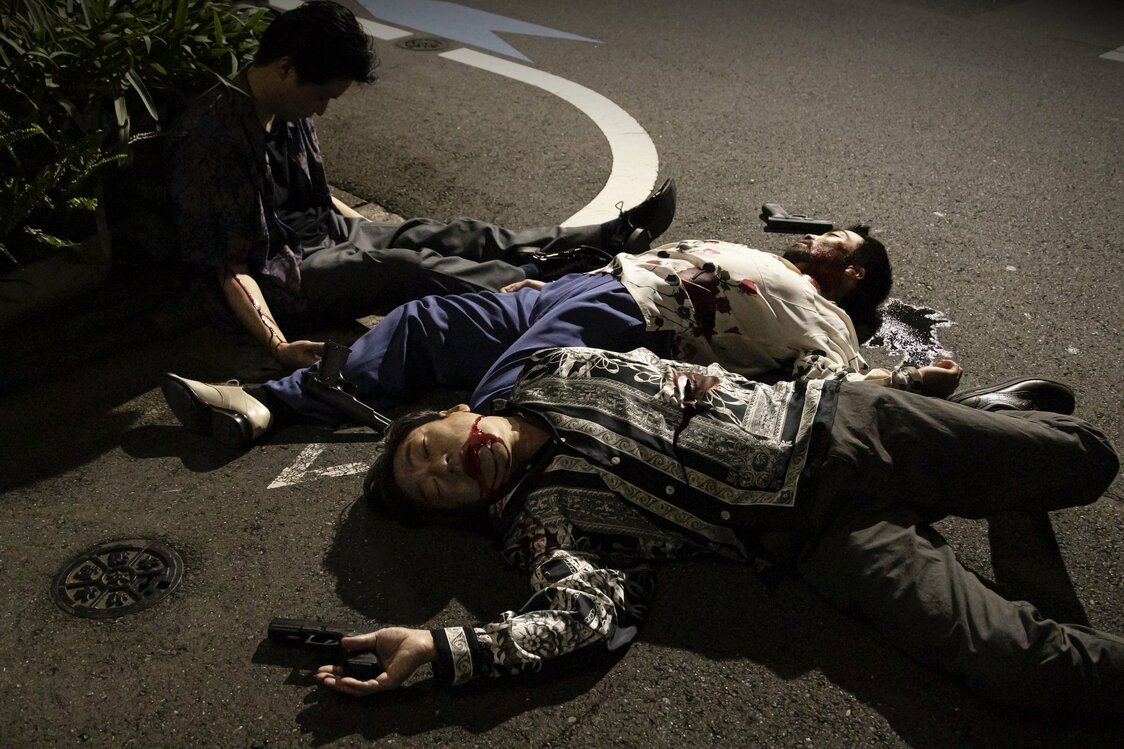 来る日も来る日も殺され続ける宮松は何を思う　©2022『宮松と山下』製作委員会