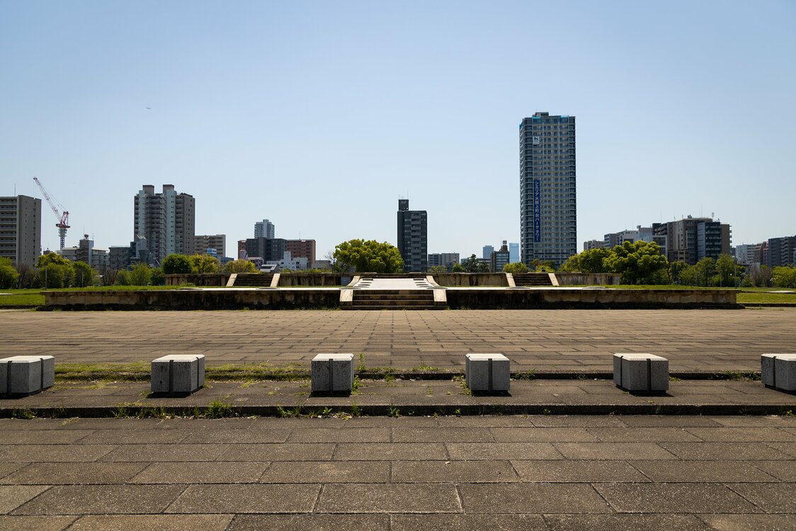 大坂城の南、法円坂1丁目にある「難波宮跡公園」。中央部に復元された大極殿基壇