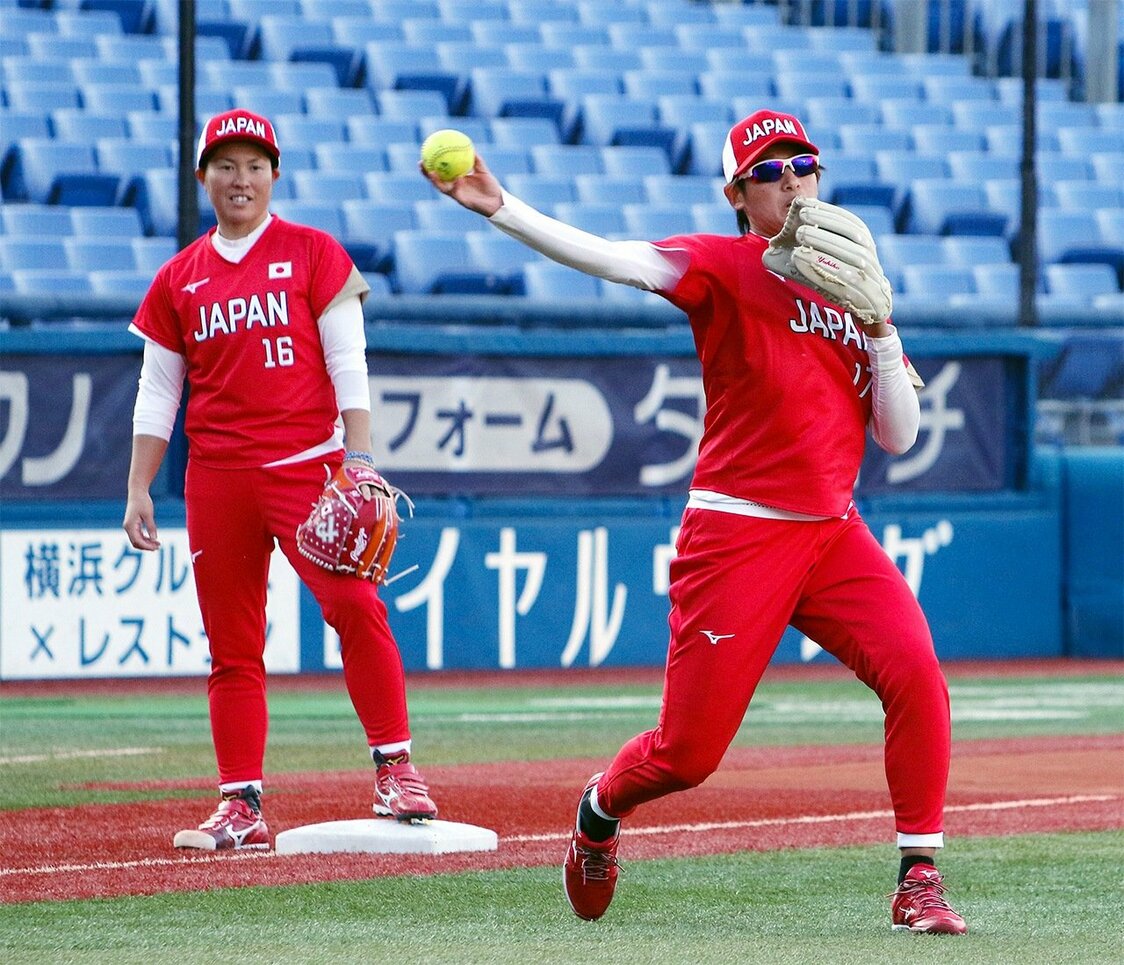 日本代表合宿で守備練習する藤田（左）と上野（2020年11月17日、横浜スタジアム）時事