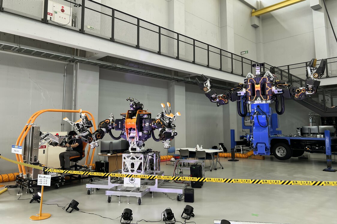 ロボテスEXPO2022で、屋内試験場に展示された零式人機 ver.1.2と2.0　写真提供：株式会社人機一体