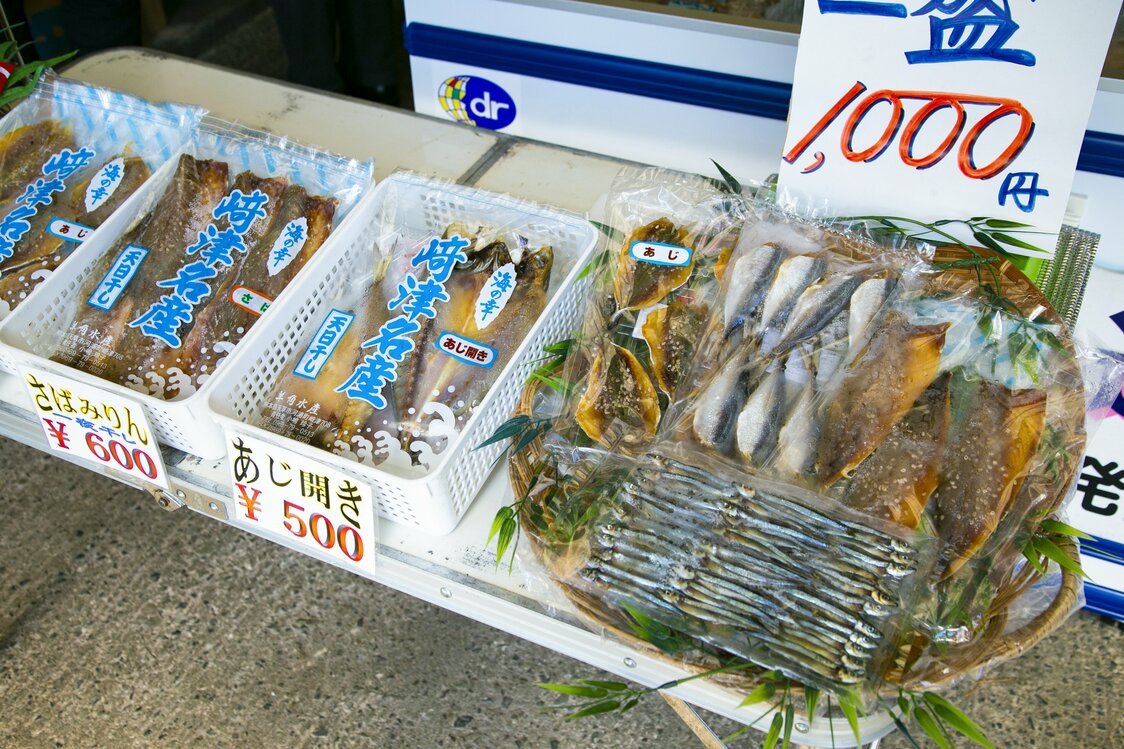名産の魚介類や杉ようかんを物色しながら散策し、店の人との会話を楽しむ