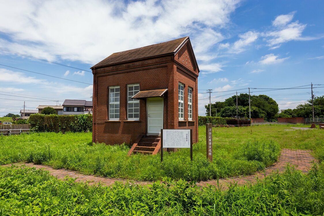 旧办公室后方的旧变电室，建于1906年（明治39年），使用红砖建造，为国家重要文物