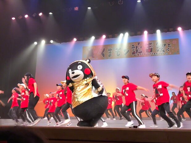 熊本県主催の「くまモン誕生祭2019」で、熊本市民会館のステージで踊るくまモン=2019年3月10日(熊本県提供)