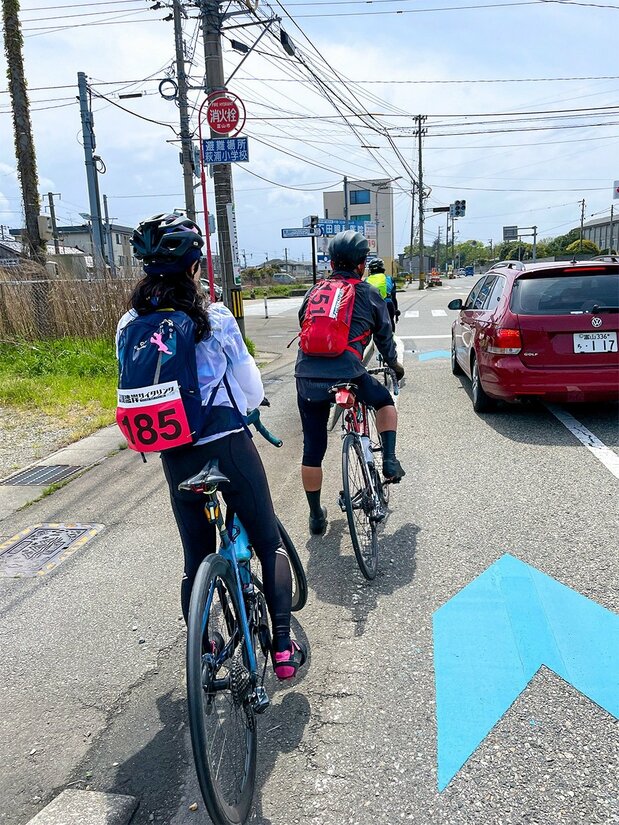 富山湾岸サイクルコースにある「矢羽根」と呼ばれるサイクリスト用の路面表示（サイクルツーリズム研究会提供）