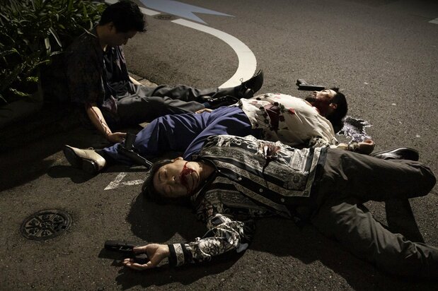 来る日も来る日も殺され続ける宮松は何を思う ©2022『宮松と山下』製作委員会