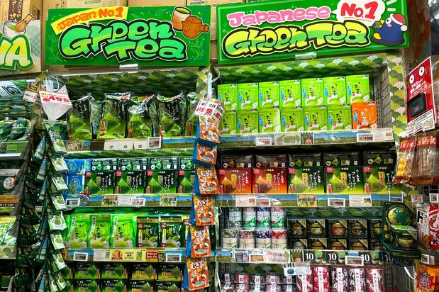 日本の緑茶製品はバラエティーに富んでいる=2025年6月19日、ドン・キホーテ歌舞伎町店(筆者撮影)