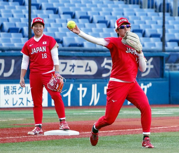 日本代表合宿で守備練習する藤田(左)と上野(2020年11月17日、横浜スタジアム)時事