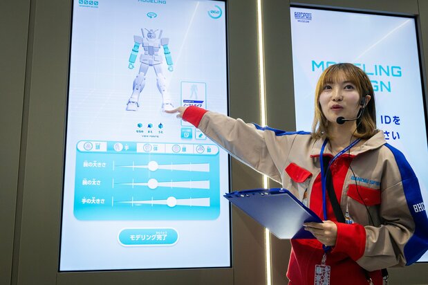 The Gundam model’s head, arms, torso, waist, as well as leg size, length, and thickness are all customizable. (© Sōtsū/Sunrise, © Nippon.com)