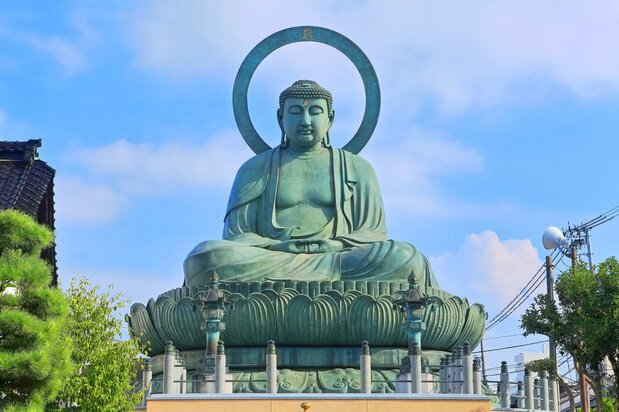 The Takaoka Daibutsu under clear skies. (© Pixta)