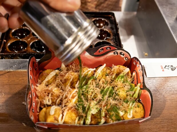 En utilisant les mêmes ingrédients et les mêmes ustensiles qu’un cuisinier spécialiste des takoyaki, les visiteurs peuvent se faire une idée du travail de pro.