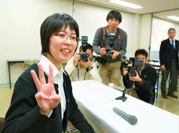 奨励会で奮闘、女性として初めて三段に昇段し、会見では笑顔を見せた(2013年12月23日、大阪市・関西将棋会館) 時事
