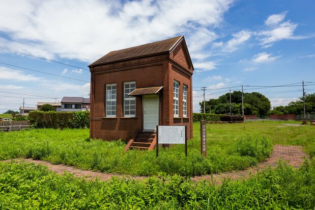 旧事務所の裏にある1906(明治39)年建造の旧変電室。煉瓦仕立てで、国の重要文化財