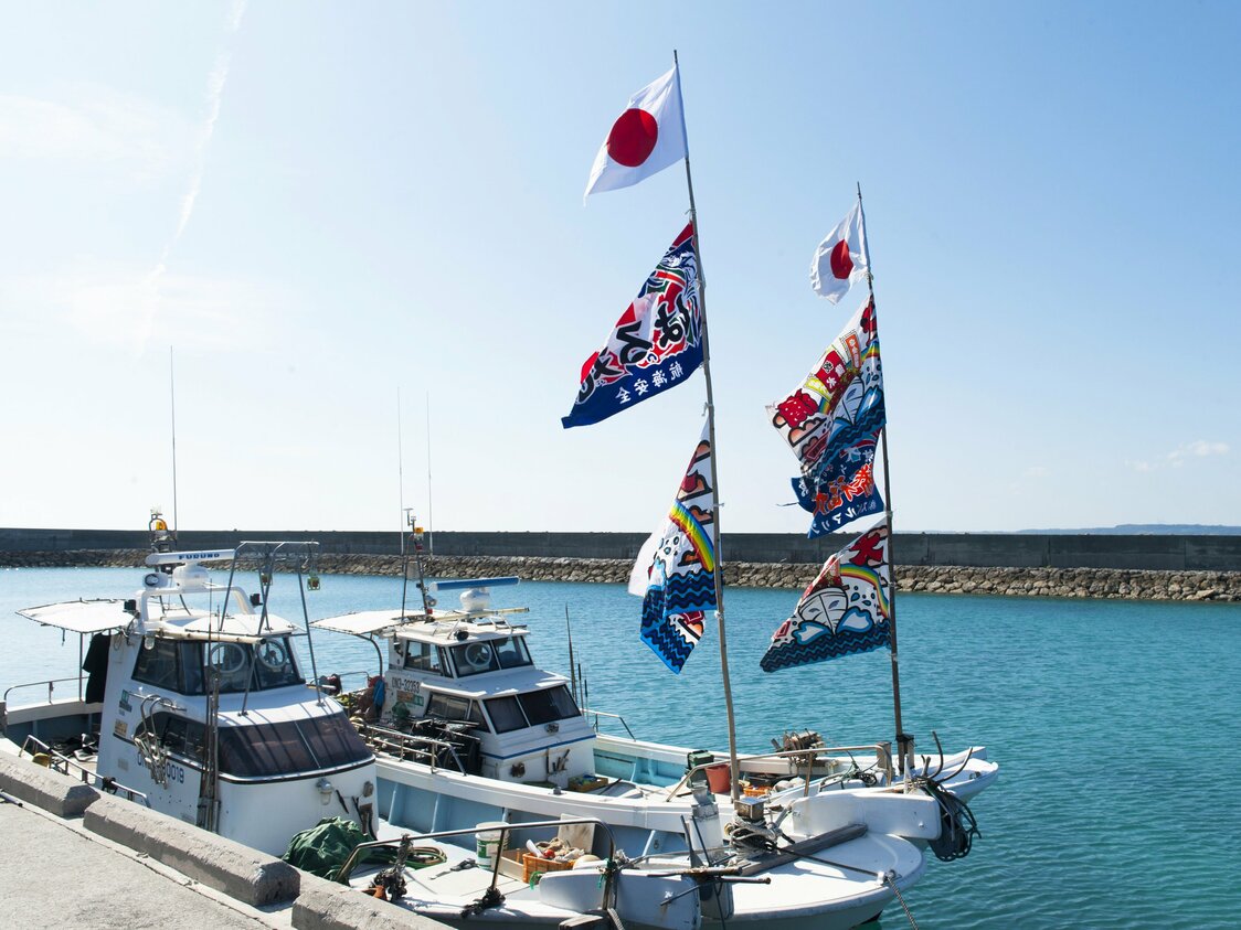 漁港に停泊している船舶も大漁旗で飾りつけられる