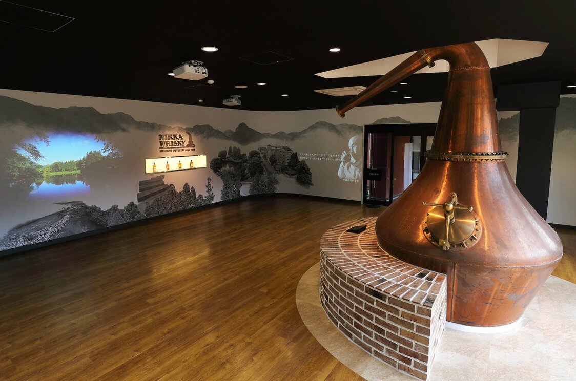 El destilador individual Pot Still colocado en el centro de visitantes. Fotografía cortesía de Sendai Nikka Service.