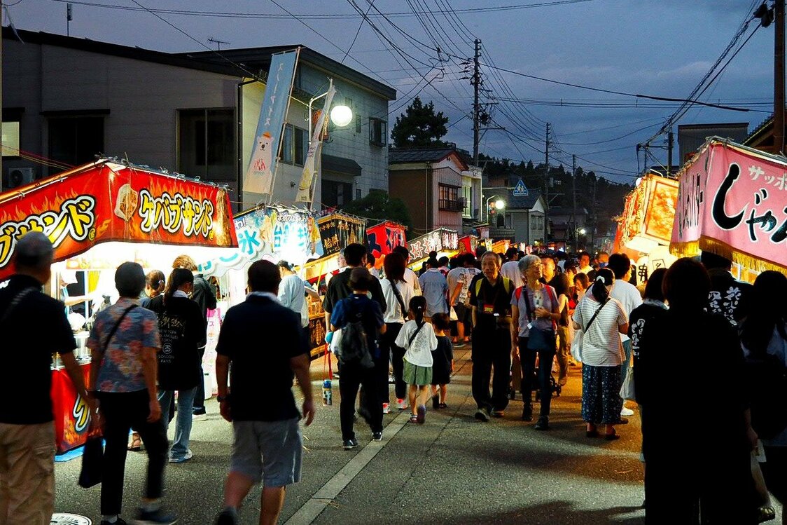 片贝祭期间的夜晚，路边摆满小摊，十分热闹