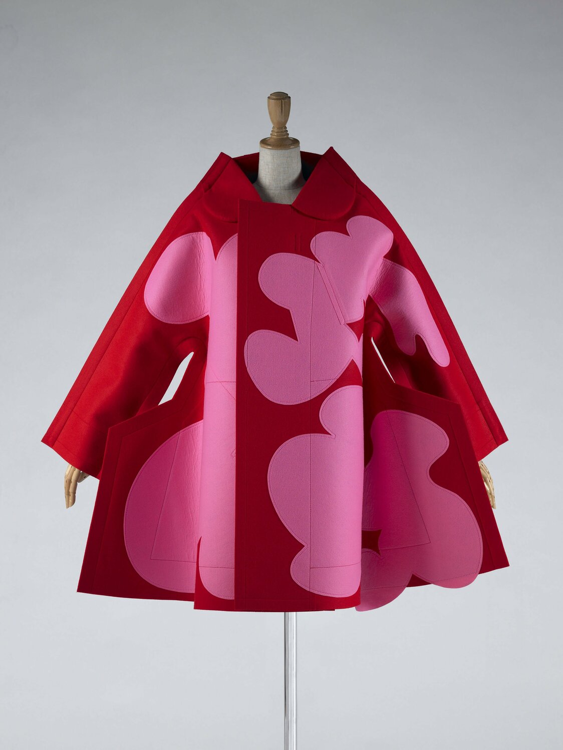Ce manteau aussi surprenant par ses lignes audacieuses que par ses vibrantes couleurs est une création de la styliste japonaise Rei Kawakubo pour la collection automne-hiver 2012 de la marque Comme des Garçons. (Photo : Hayashi Masayuki © Kyoto Costume Institute)