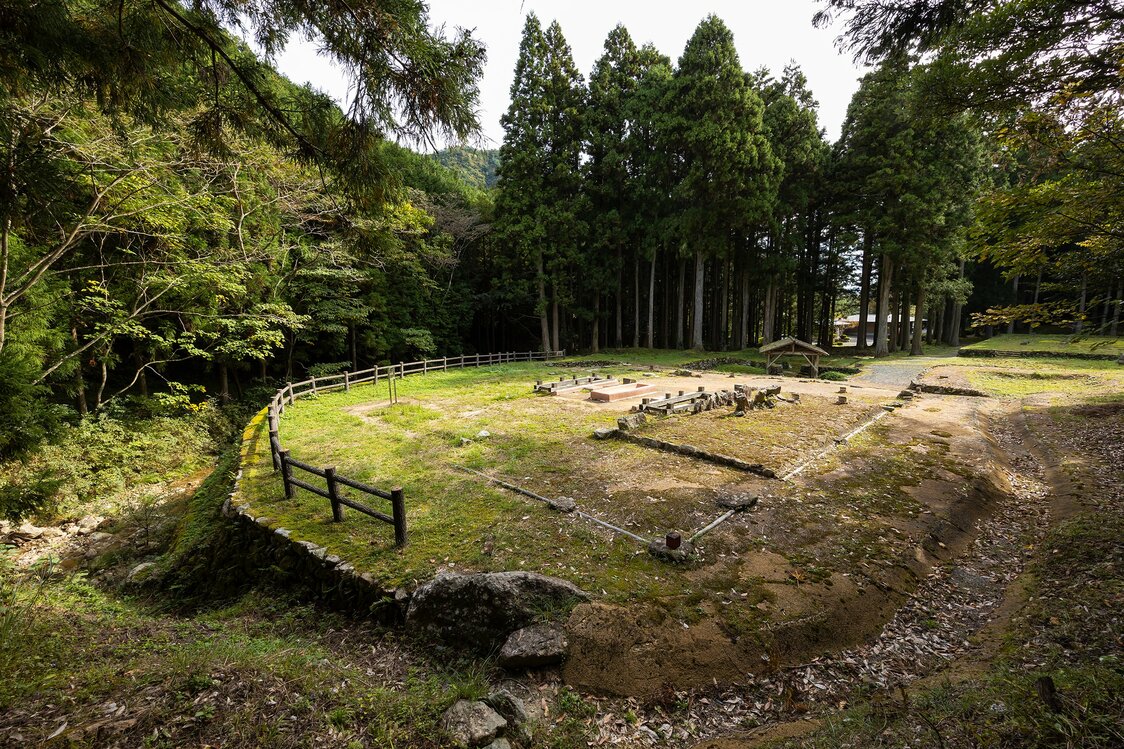 The ruins of the Ōitayama Tatara Iron Works. (© Nippon.com)
