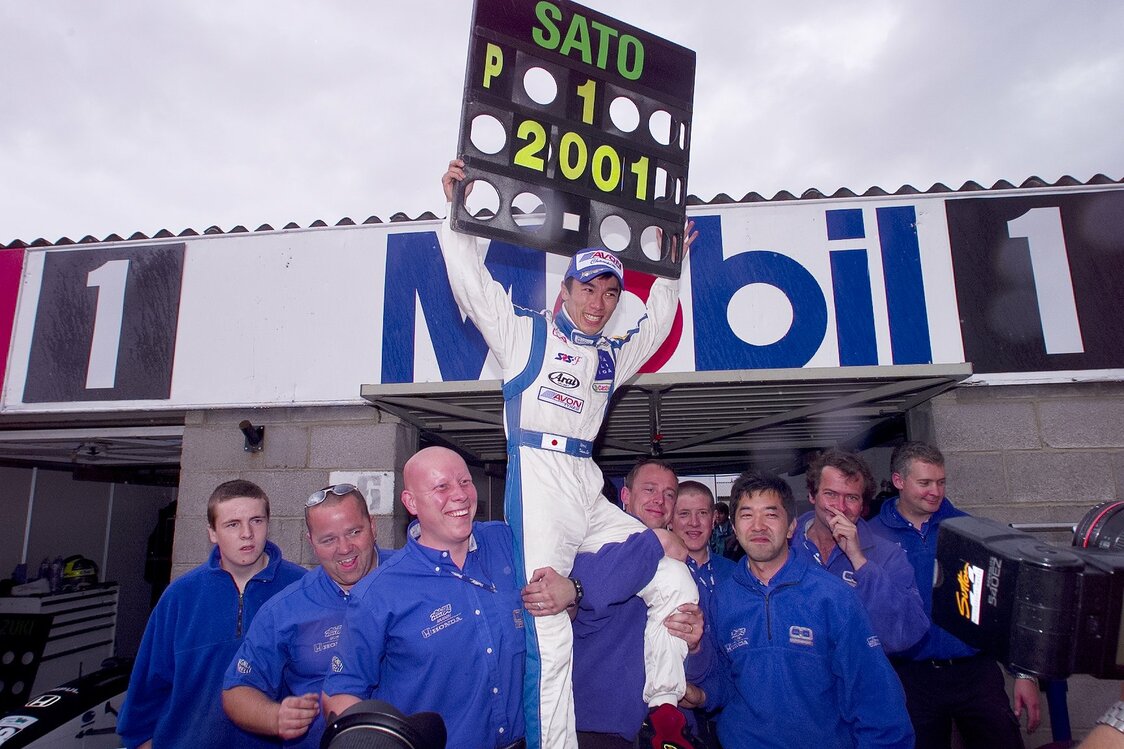 2001年、渡英2年目にしてイギリスF3で王座を獲得した佐藤。レース界ではオールドルーキーの24歳にF1が注目した　写真：松本浩明