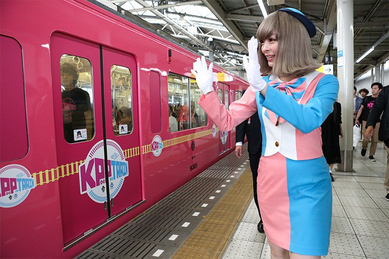 Kyari Pamyu Pamyu se despide de sus seguidores al término de la actividad (imagen cortesía de Ferrocarriles Seibu).
