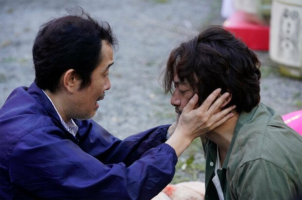 実家の近隣に住む世話好きの小野寺(リリー・フランキー)と郁男 ©2018「凪待ち」FILM PARTNERS