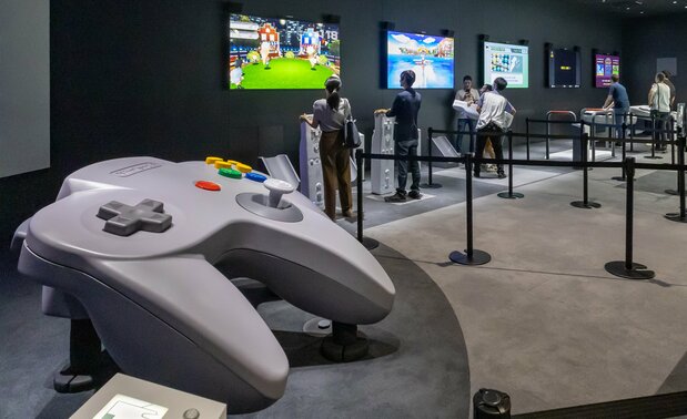 Секция «Больших контроллеров», где выстроились гигантские копии игровых устройств разных поколений