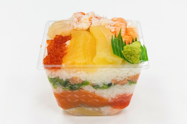 铺着两大块鲱鱼籽的“奢华寿司千层”也是长红产品