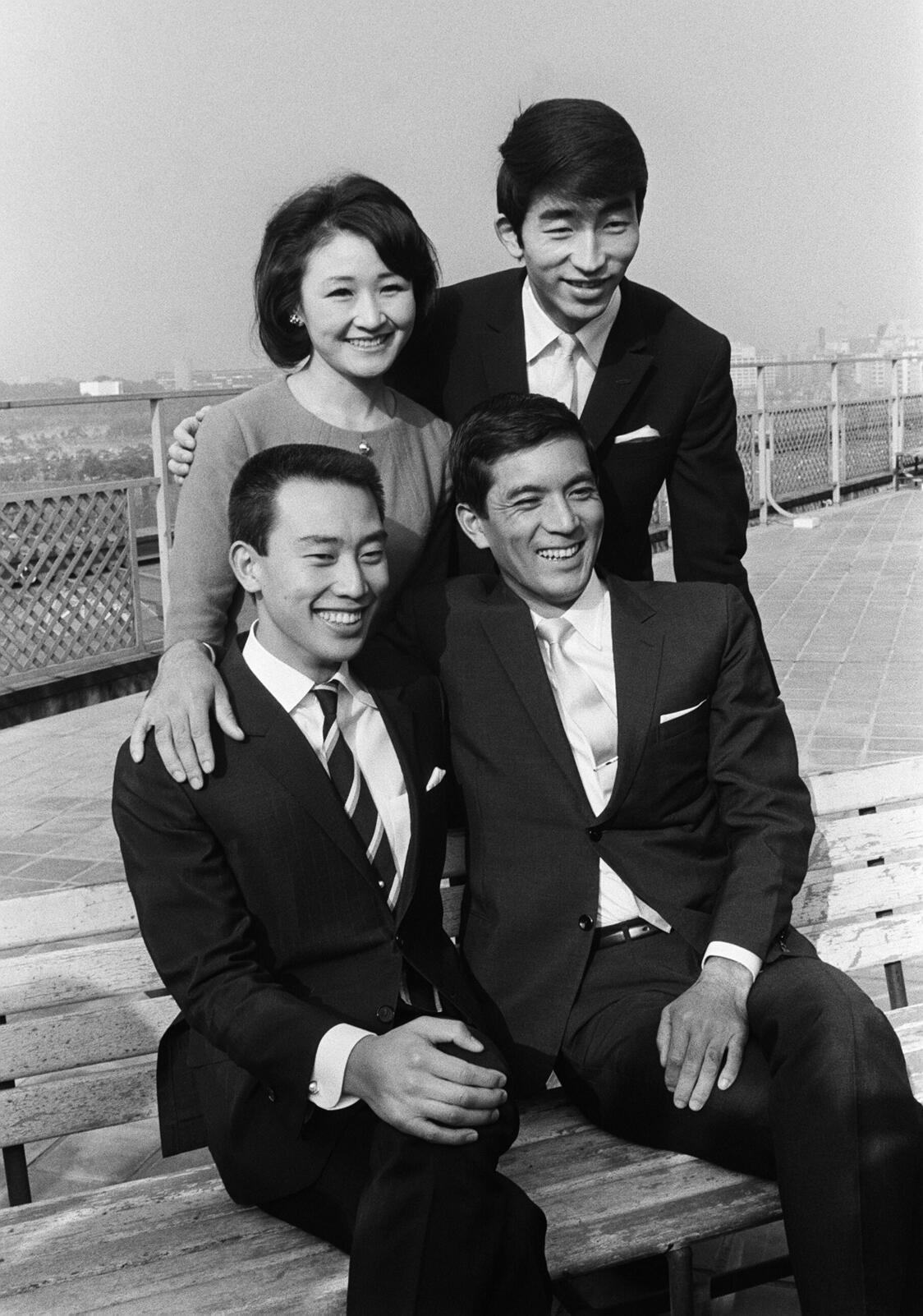 Hashi Yukio (au premier rang, à gauche), lauréat du Grand Prix du disque 1966. Photo du 2 décembre 1966, au Théâtre Nissei, à Tokyo. (Jiji)