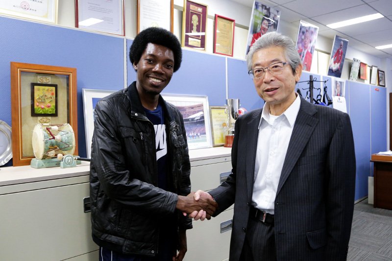 世界ゲートボール連合の中西由郎理事長と。事務局で