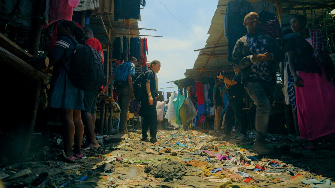 Nakazato se fraye un chemin à travers le tentaculaire marché de Gikomba.(© Generation 11)