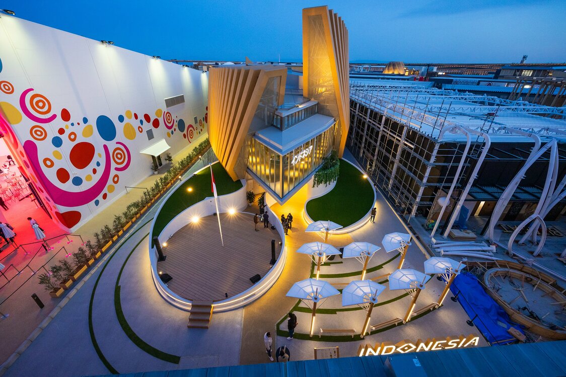 Evening at the Indonesia Pavilion. (© Nippon.com)