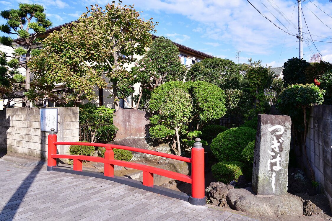 入り江は埋め立てられたが、継橋のあった場所には欄干や石碑、説明板が設置されている