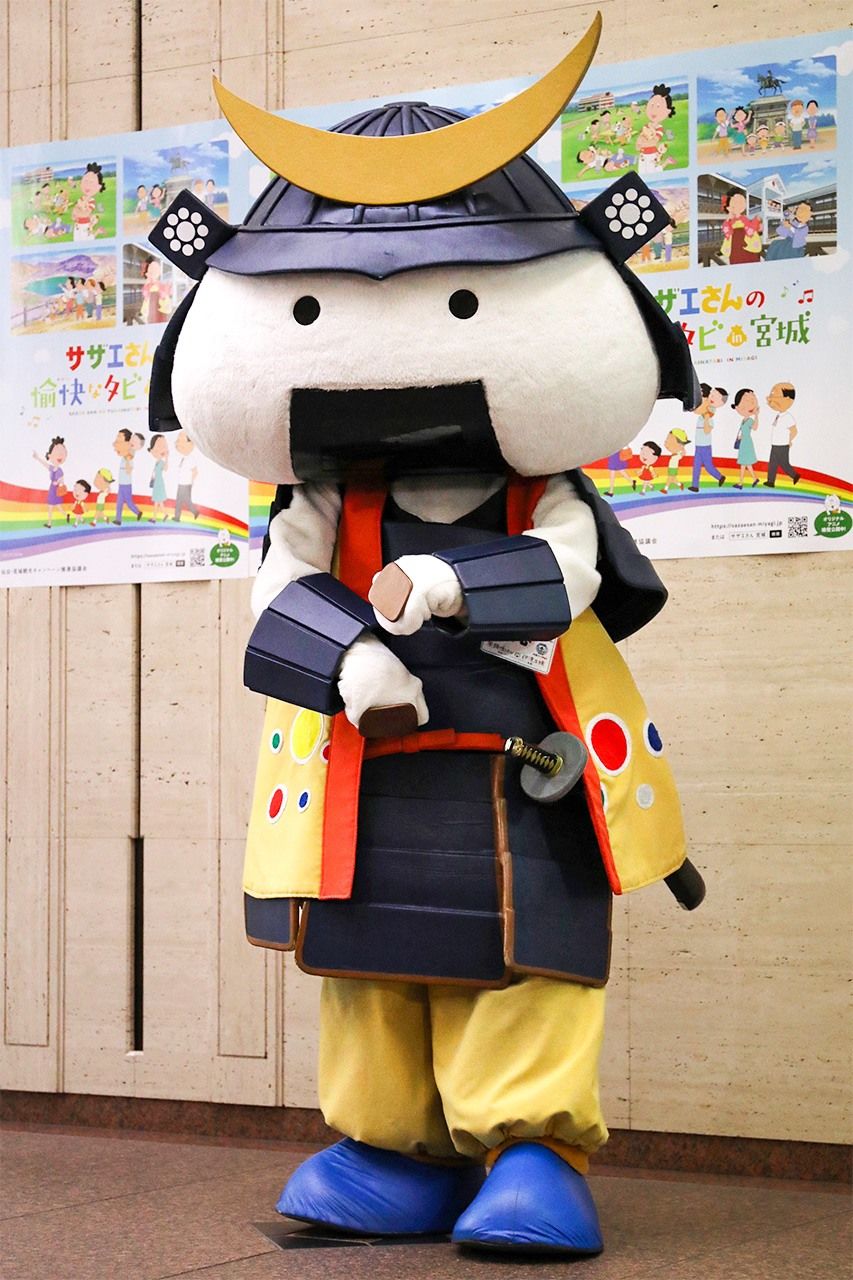 宫城县仙台市旅游吉祥物“饭团丸”。它的面部造型酷似宫城县饭团，头戴伊达政宗样式的新月头盔（图片：时事社）