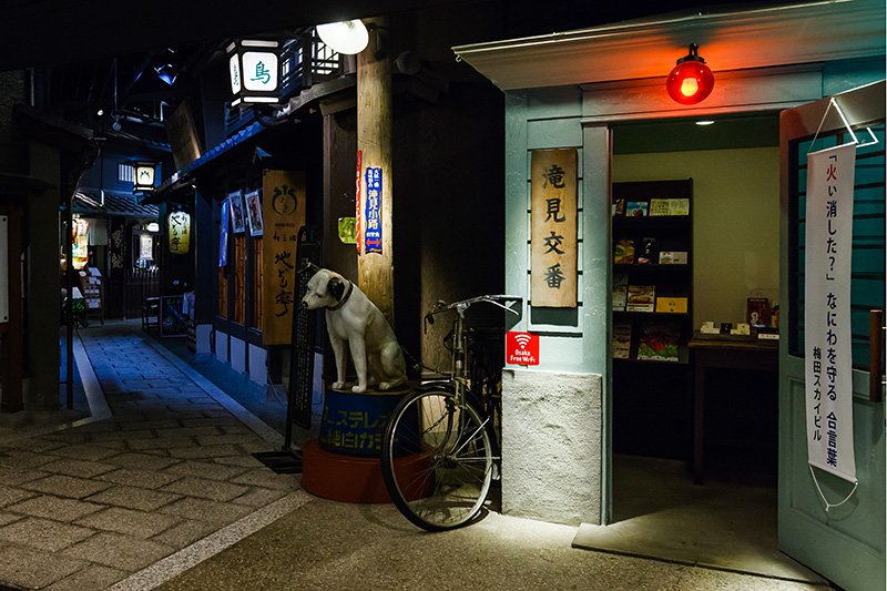 如果想品尝大阪美食，你可以去地下1层的饮食街“泷见小路”。这里再现了昭和时期的街景，充满了浓浓的怀旧气息，深受海外游客的喜爱！