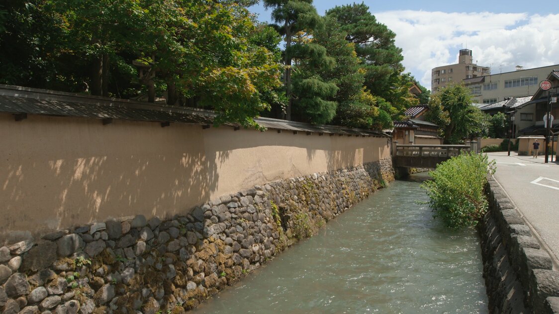 「長町武家屋敷跡」。金沢では、歴史ある町並みと市民生活が融合している