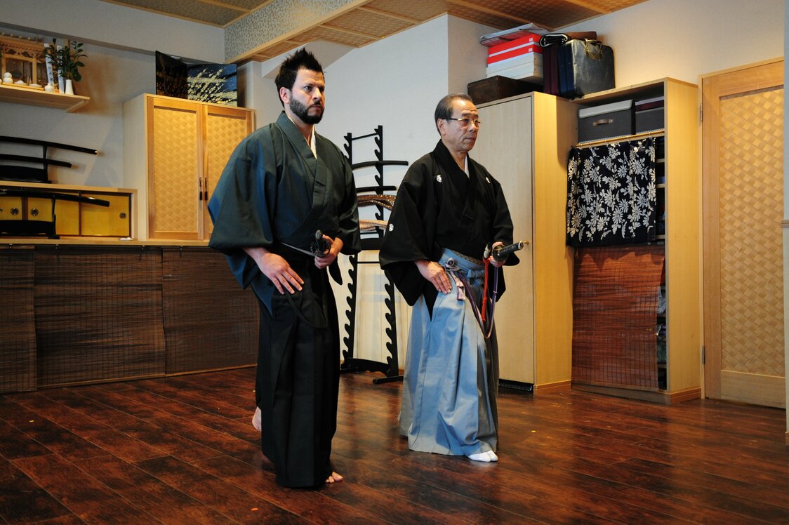 「運足」という、武士の歩き方を学ぶ。上半身、特に頭が動かず、まるで雲が流れていくような美しい歩き方だ