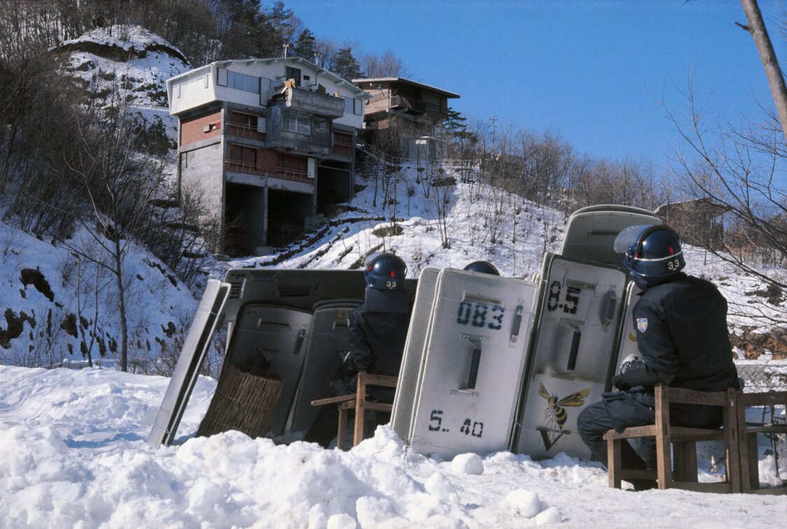 1972年2月、管理人の妻を人質にあさま山荘に立てこもる連合赤軍メンバーを見守る警察のライフル隊（時事）