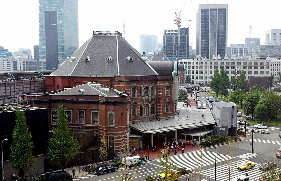 八角屋根の頃の東京駅丸の内北口（2004年9月撮影、時事）