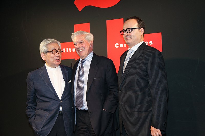Los dos escritores ganadores del Premio Nobel (desde la izquierda), Kenzaburo Ōe y Mario Vargas Llosa, junto a Ugarte (Fotografía: Instituto Cervantes de Tokio)