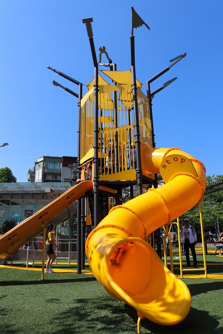 周辺に町工場の多い建成公園のすべり台は、てっぺんに工具のモチーフが付けられている（筆者撮影）
