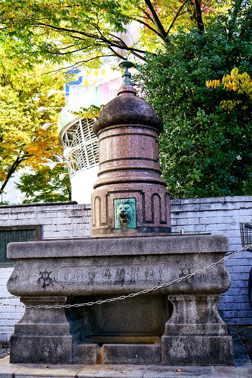 El abrevadero para caballos de la plaza de la salida este de la estación de Shinjuku, conocido por pocos. (Pixta)