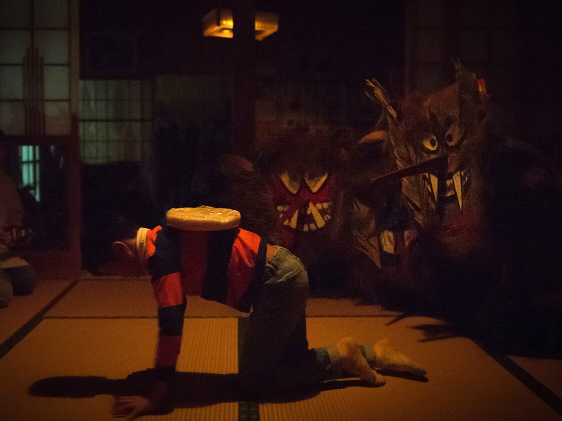 最後は「年餅」を子供の背中に背負わせる
