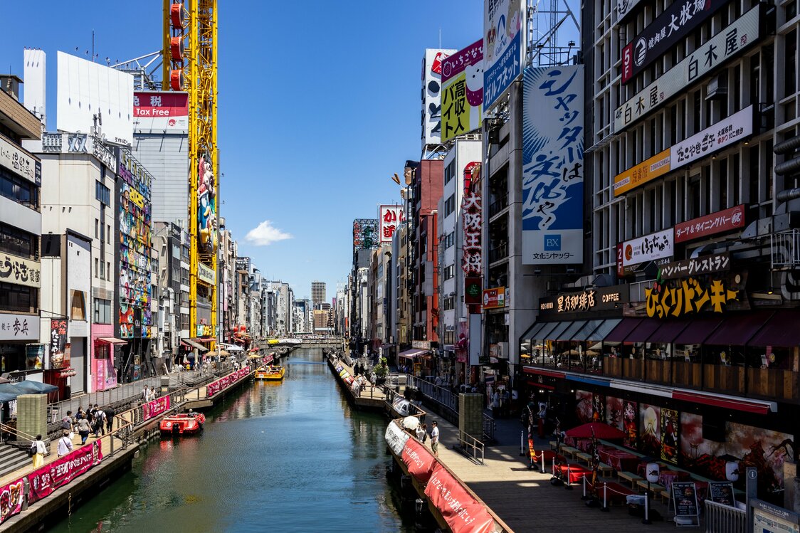 道顿堀川两岸章鱼烧店、开放式咖啡馆等鳞次栉比，可以买了带走，边逛边吃