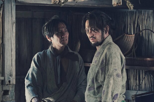 成り上がりを目指す百姓の難波茂助（中村獅童・右）と為三（津田寛治・左） ©2023 KADOKAWA ©T.N GON Co.,Ltd.