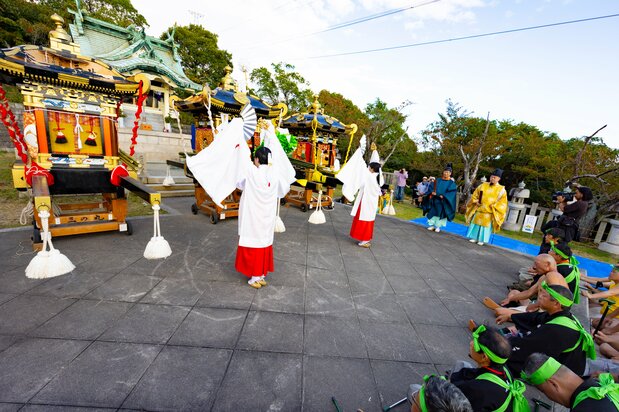 ぶつかり合った神輿は御旅山へ。山上の神社で巫女が清らかな舞いを奉納する