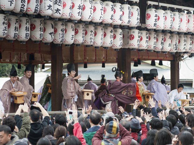 Another popular performance is <em>mame-maki</em> by Yasaka Gagaku Kai, a troupe that makes devotions through performances of traditional music and dance.