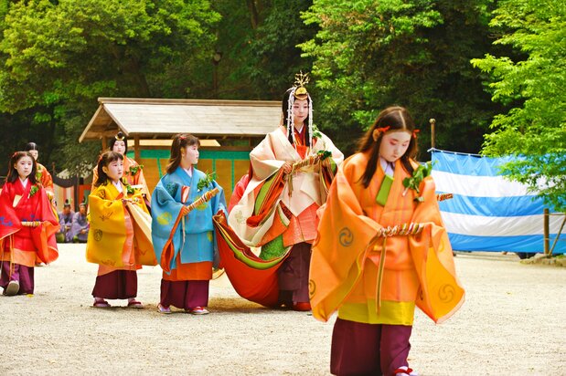 齋王是在賀茂社侍奉神明的皇女,現代由「齋王代」代為出席慶典
